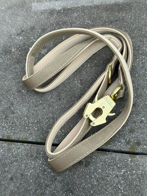 Guinzaglio tattico per cani con moschettone a rana, girevole a 360°, lunghezza 1,8 menta / oro rosa