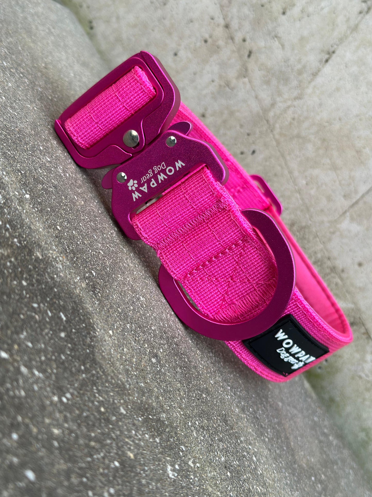 Hochwertiges taktisches Hundehalsband 3,8cm ULTRA LIGHT Magenta Edition Größe M ohne Griff