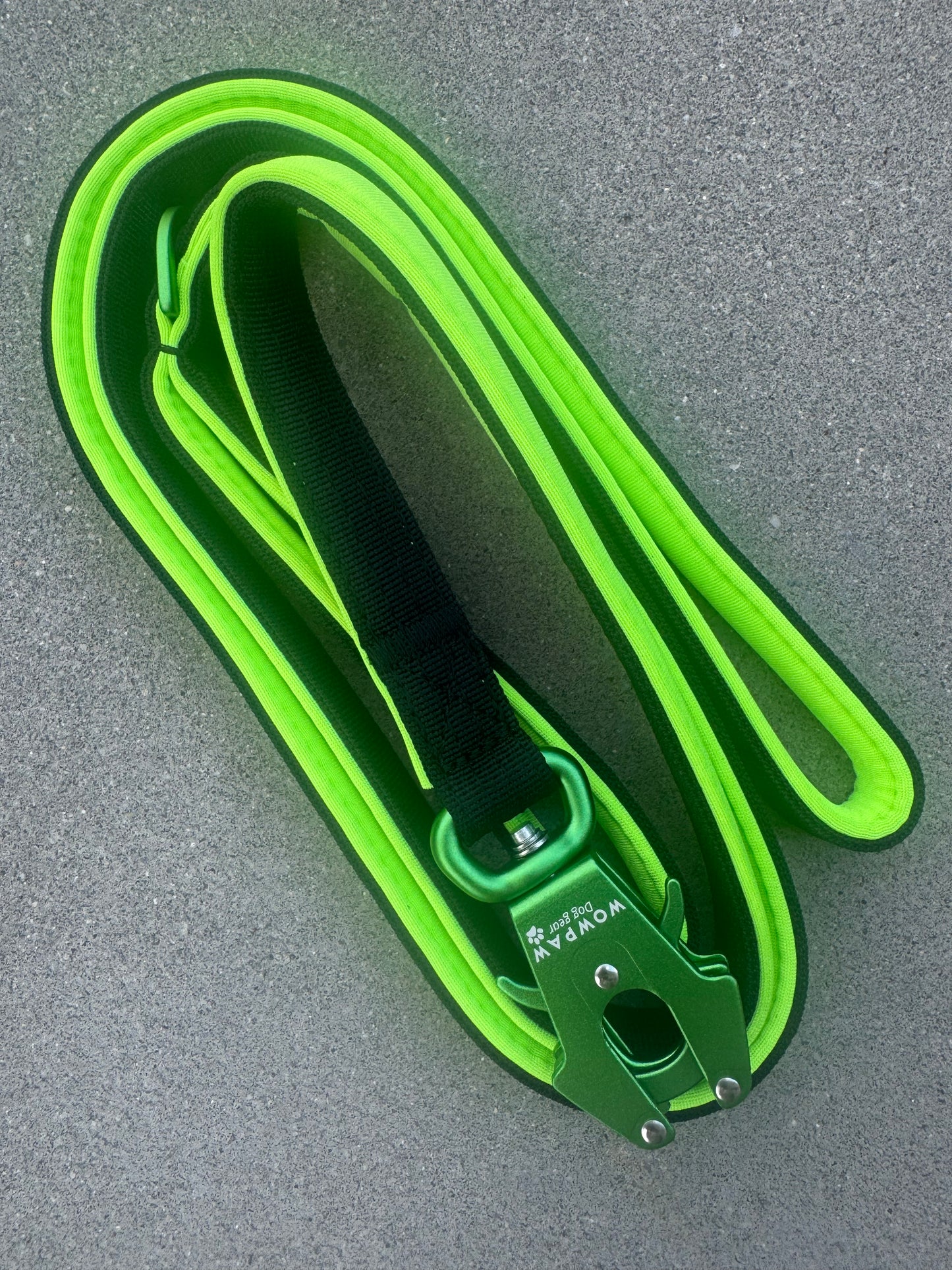 Taktyczna smycz dla psa ULTRA LIGHT, edycja Black & Green, długość 1,8 m, ze średnim karabińczykiem żabkowym