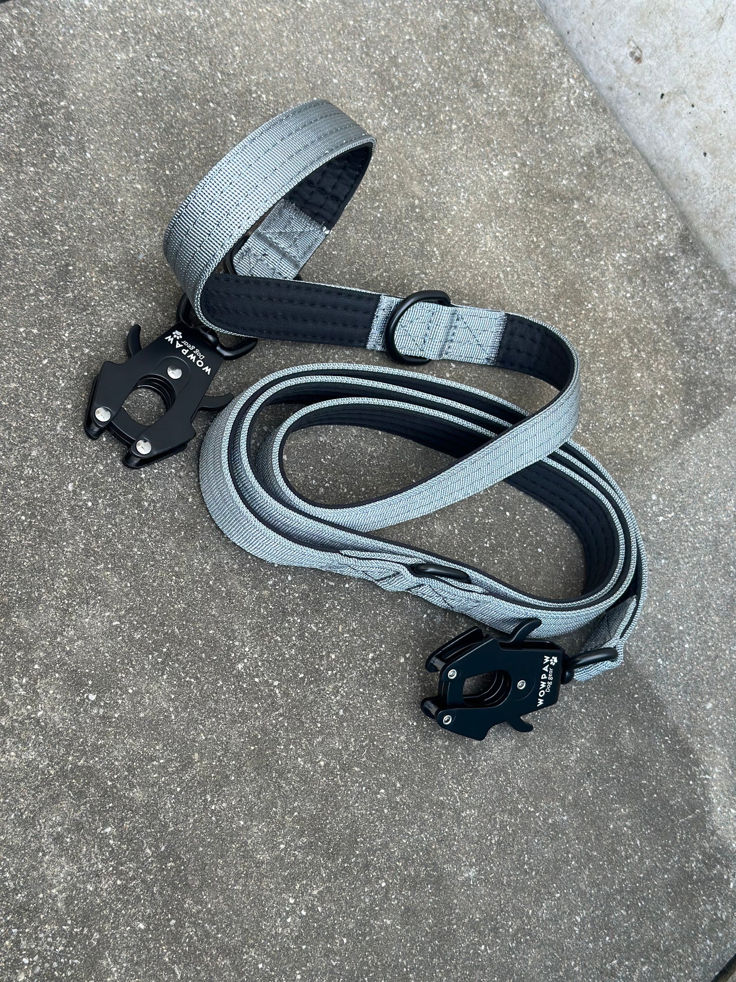 Taktyczna smycz dla psa z karabińczykiem żaba, obrotowa 360°, długość 2m, regulowana, szara