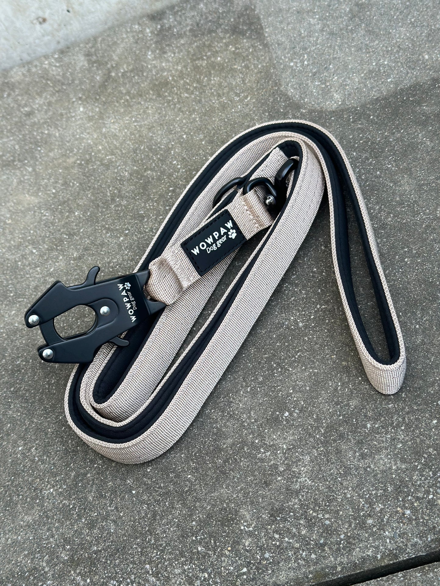 Smycz taktyczna dla psa z karabińczykiem żabka, obrotowa 360°, długość 1,8 m, beżowa