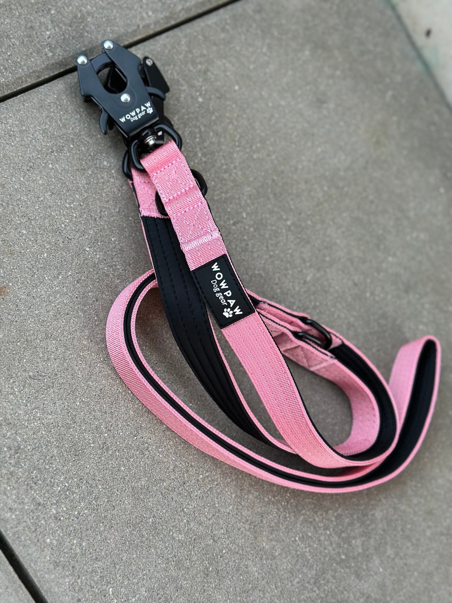 Taktyczna smycz dla psa z karabińczykiem w kształcie żaby, obrotowa o 360°, długość 2 m, regulowana, różowa