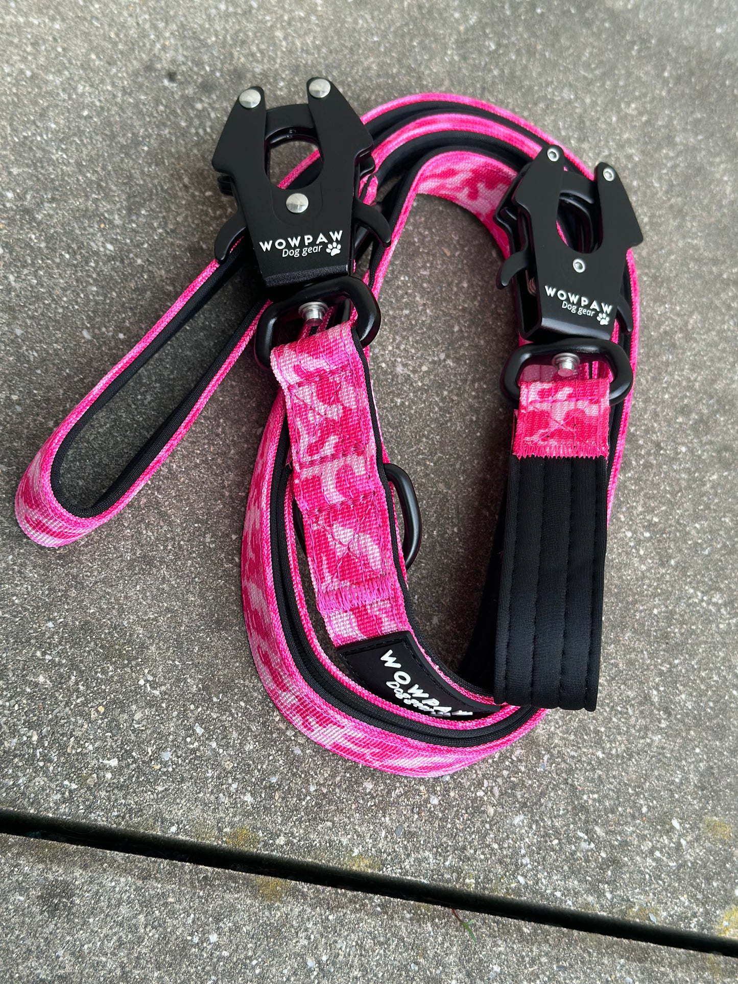 Taktyczna smycz dla psa z karabińczykiem w kształcie żaby, obrotowa o 360°, długość 2 m, regulowana, kamuflaż różowy