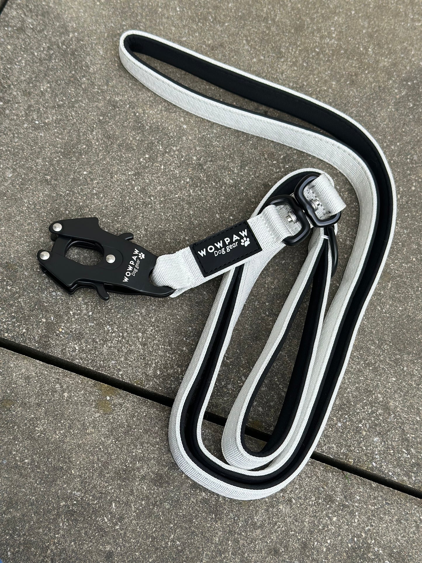 Smycz taktyczna dla psa z karabińczykiem żabka, obrotowa 360°, długość 1,8 m, biała