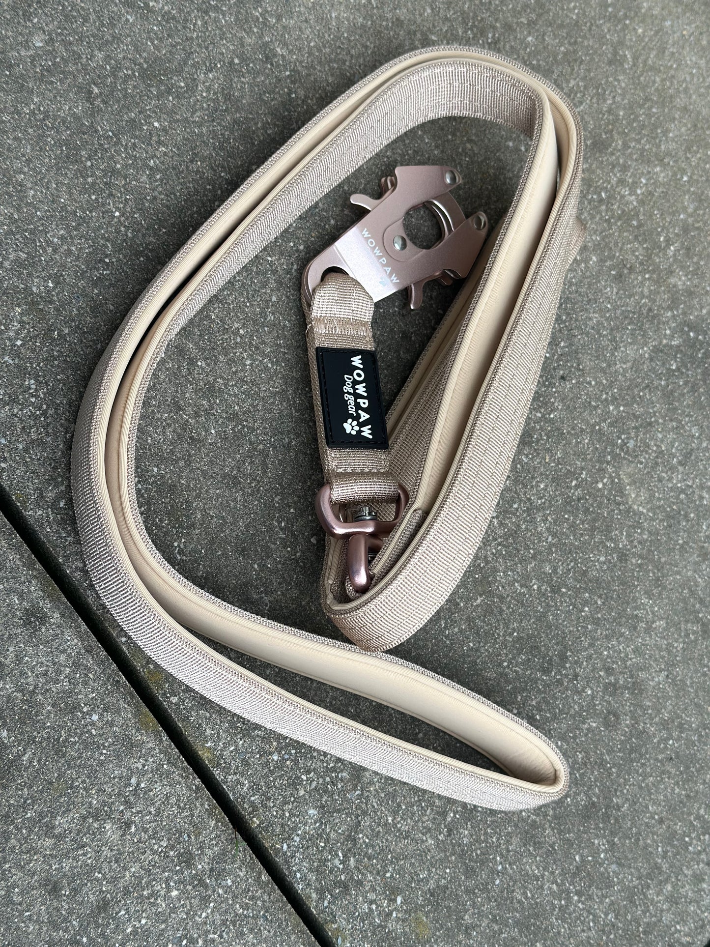 Smycz taktyczna dla psa Beige Edition obracana o 360°, długość 1,8m