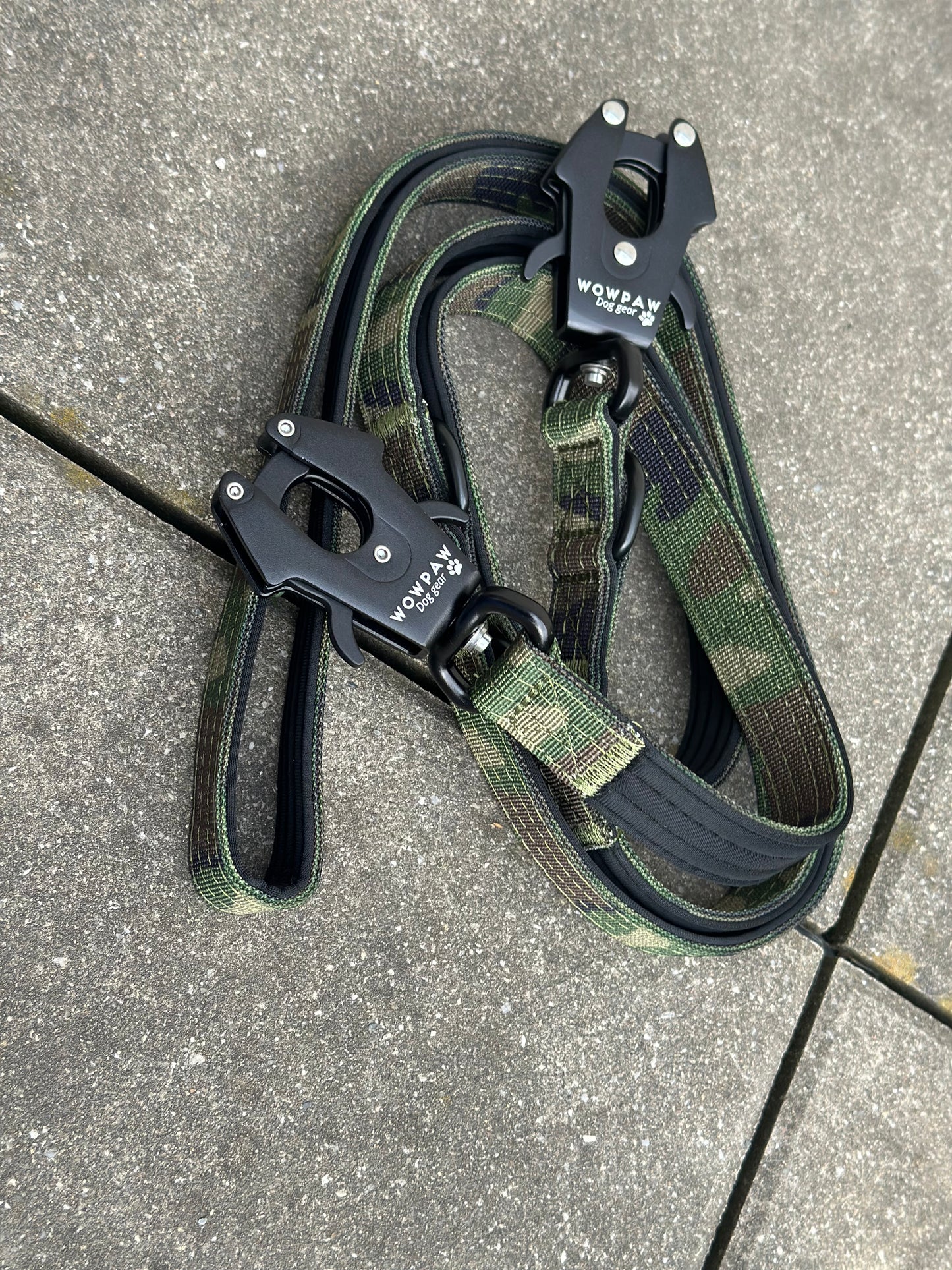 Taktische Hundeleine mit Froschkarabiner 360° drehbar, Länge 2m, verstellbar, Army Camouflage
