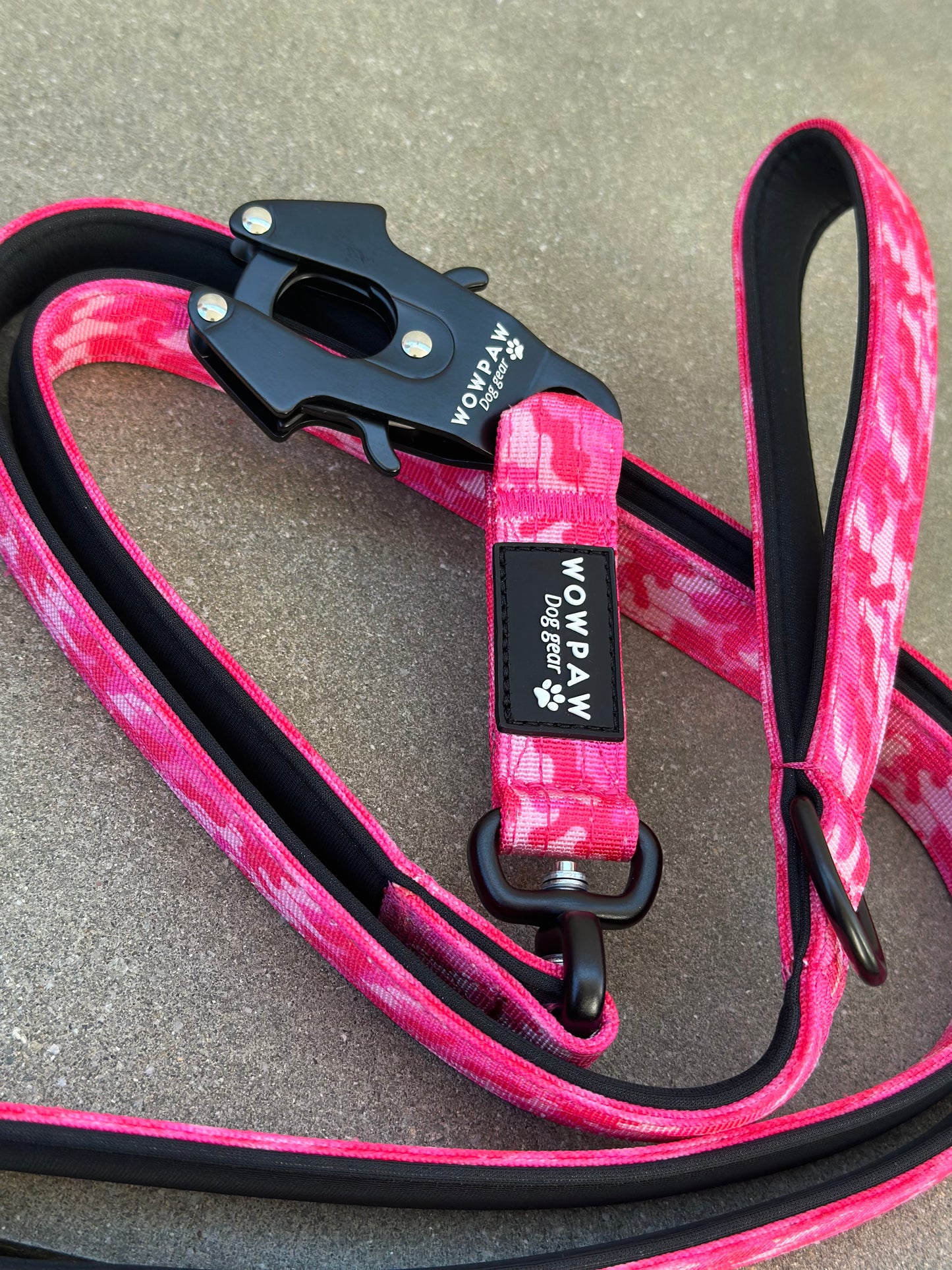 Smycz taktyczna dla psa z karabińczykiem w kształcie żabki, obracana o 360°, długość 1,8 m, kamuflaż różowy