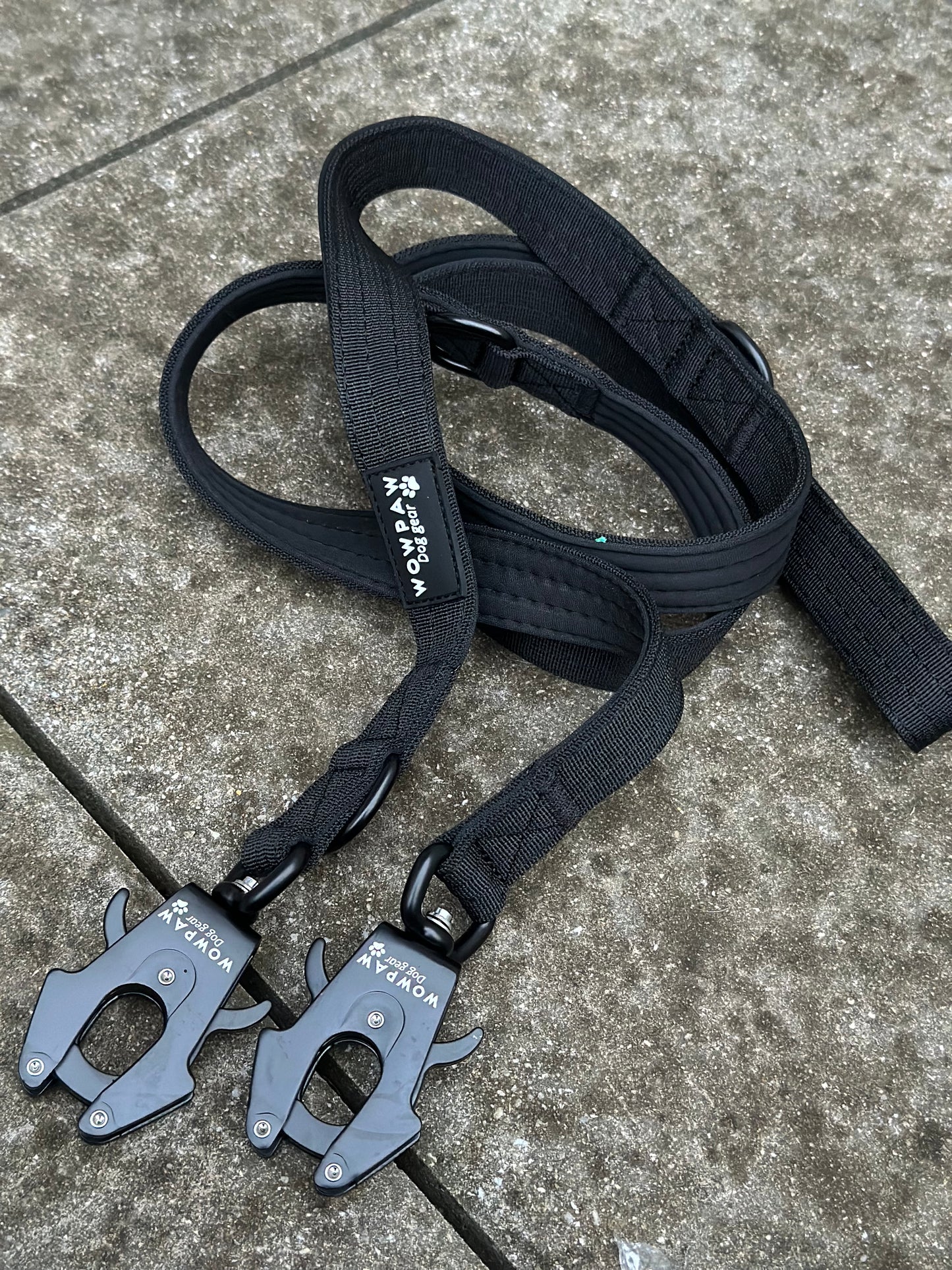 Taktyczna smycz dla psa z karabińczykiem żabką, obrotowa o 360°, długość 2m, regulowana, czarna