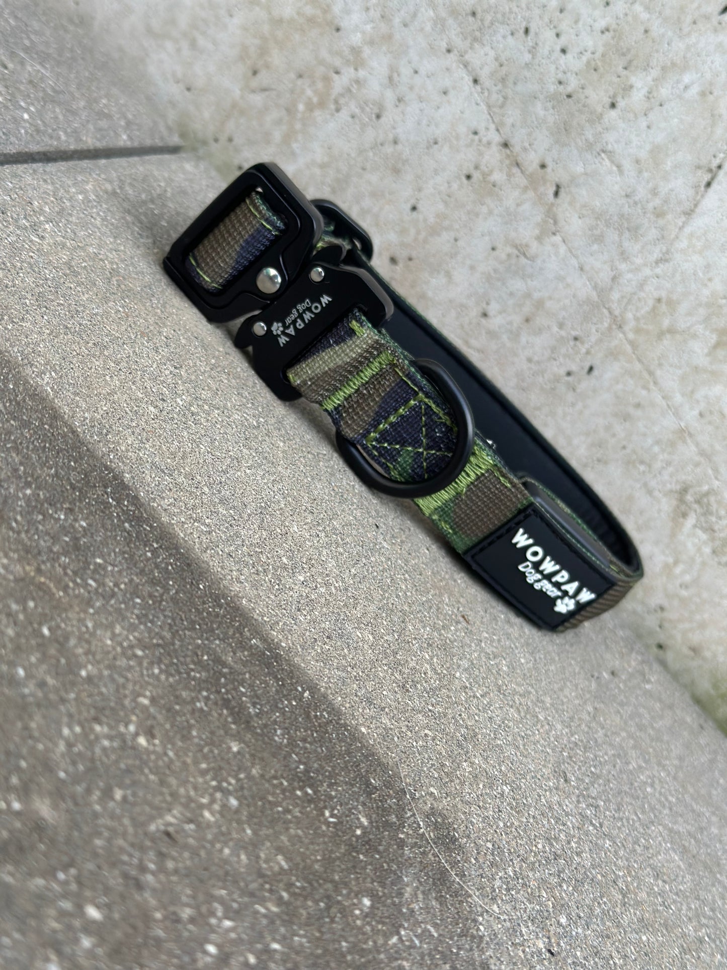 Obroża LED dla psa w kolorze Army Green Camouflage rozmiar XS 2,5 cm