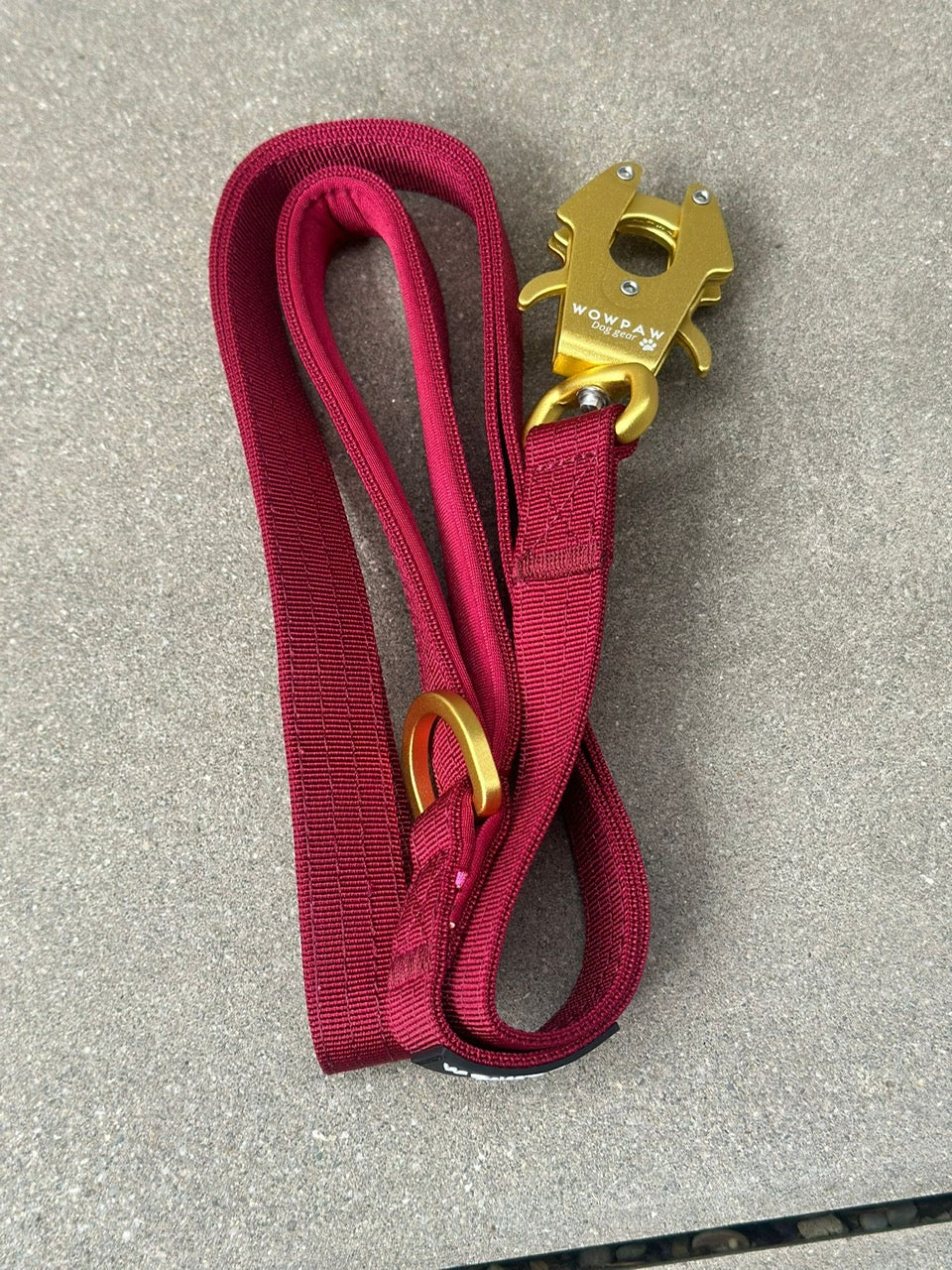 Taktyczna smycz dla psa z karabińczykiem żaba, obracana o 360°, długość 1,8 m, bordowa