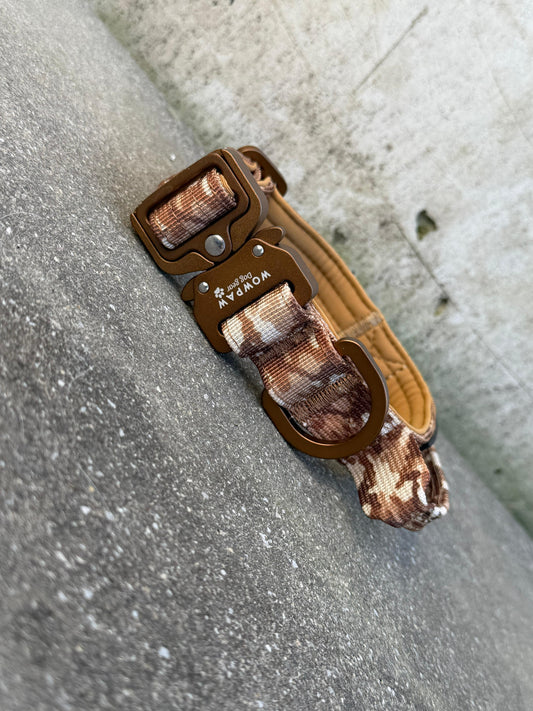 Wysokiej jakości taktyczna obroża dla psa XS 2,5 cm Brown Camo Edition z uchwytem