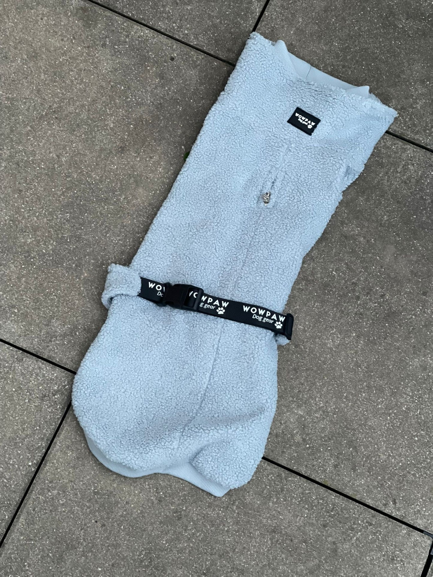Sweter dla psa Wowpaw w kolorze pastelowym niebieskim