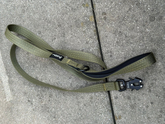 Taktische Hundeleine ULTRA LIGHT SOFTLINE XXS Army Green – 1,5 m mit Mini-Froschkarabiner