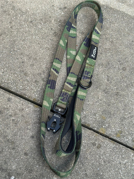 Taktische Hundeleine ULTRA LIGHT SOFTLINE XXS Green Camouflage – 1,5 m mit Mini-Froschkarabiner