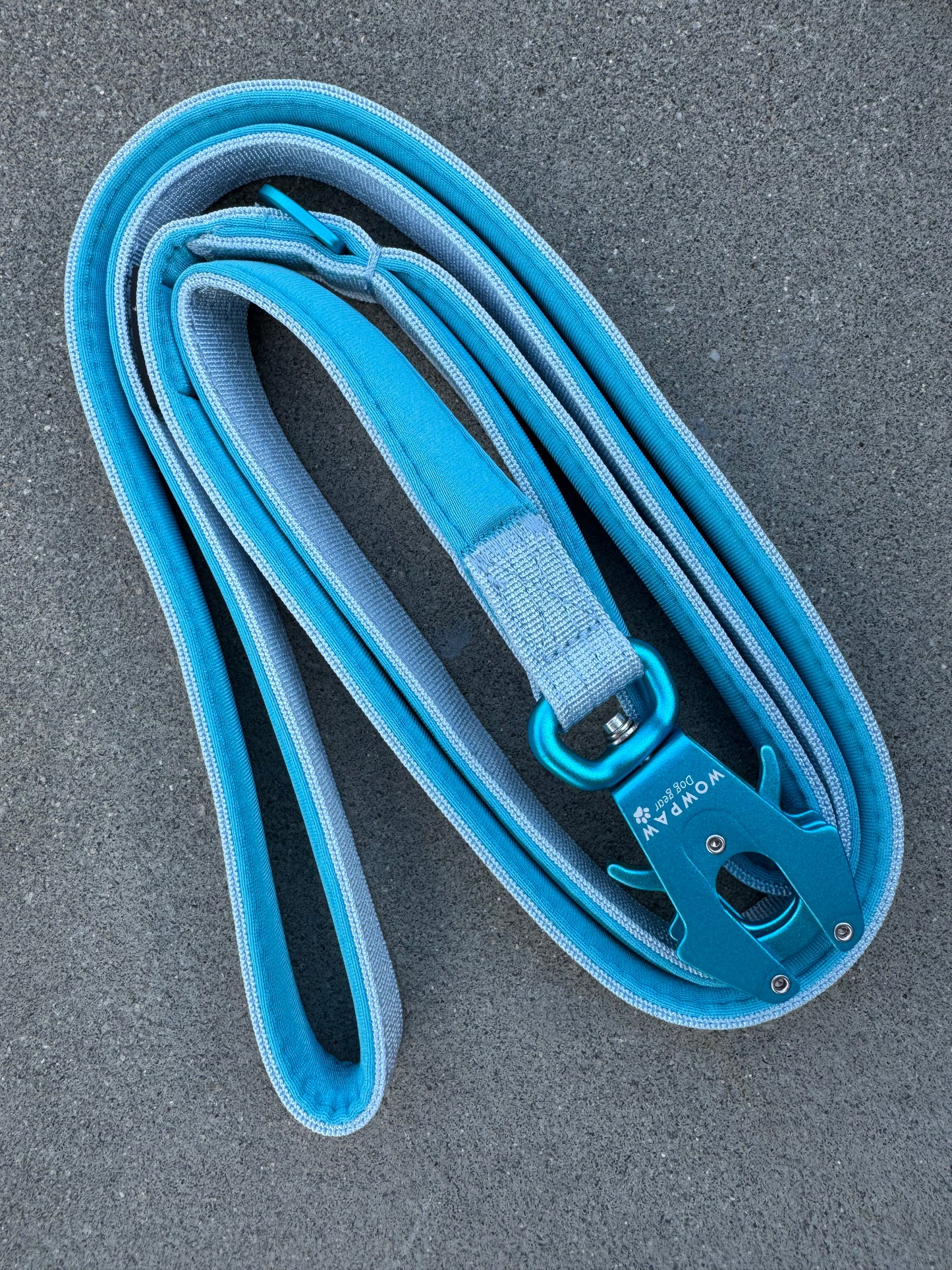 Taktyczna smycz dla psa ULTRA LIGHT, edycja Light Blue, długość 1,8 m, ze średnim karabińczykiem żabkowym
