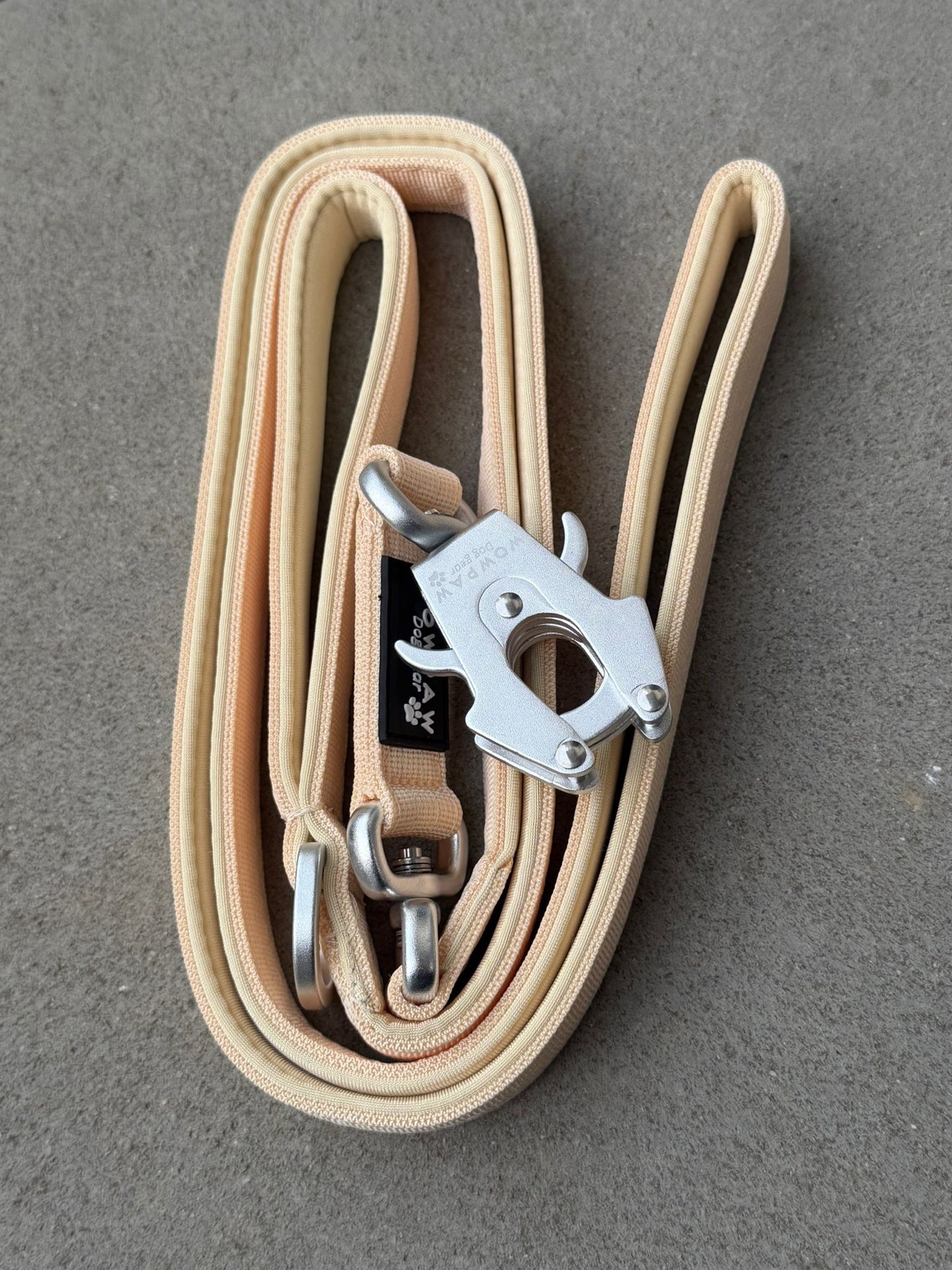 Guinzaglio tattico per cani con moschettone a rana, girevole a 360°, lunghezza 1,8 menta / oro rosa