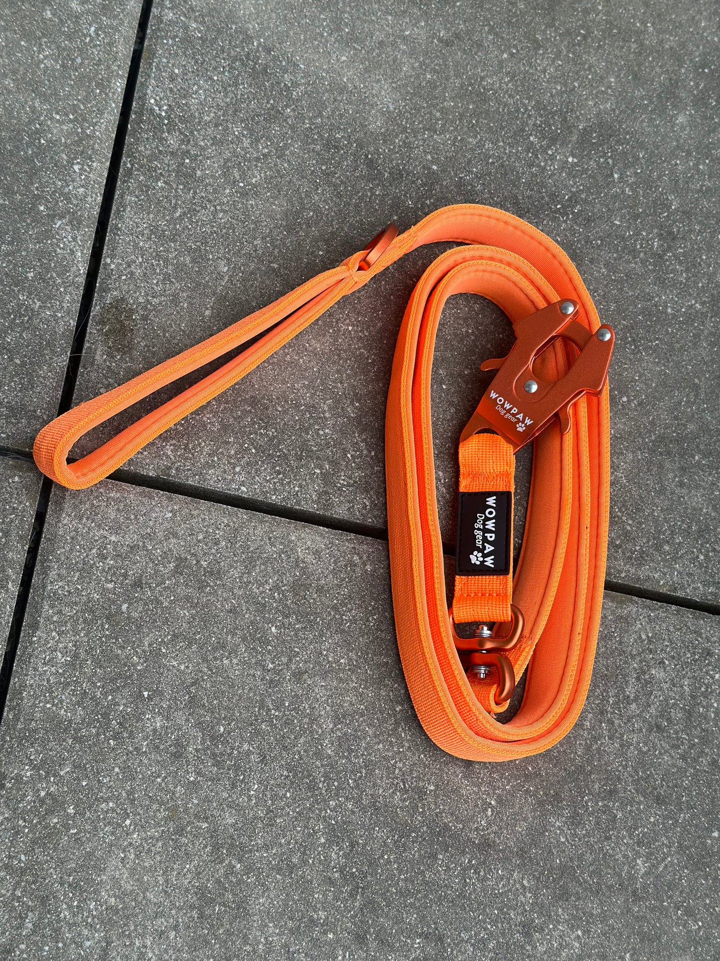 Taktyczna smycz dla psa ULTRA LIGHT Neon Orange Edition obracana o 360°, długość 1,8 m