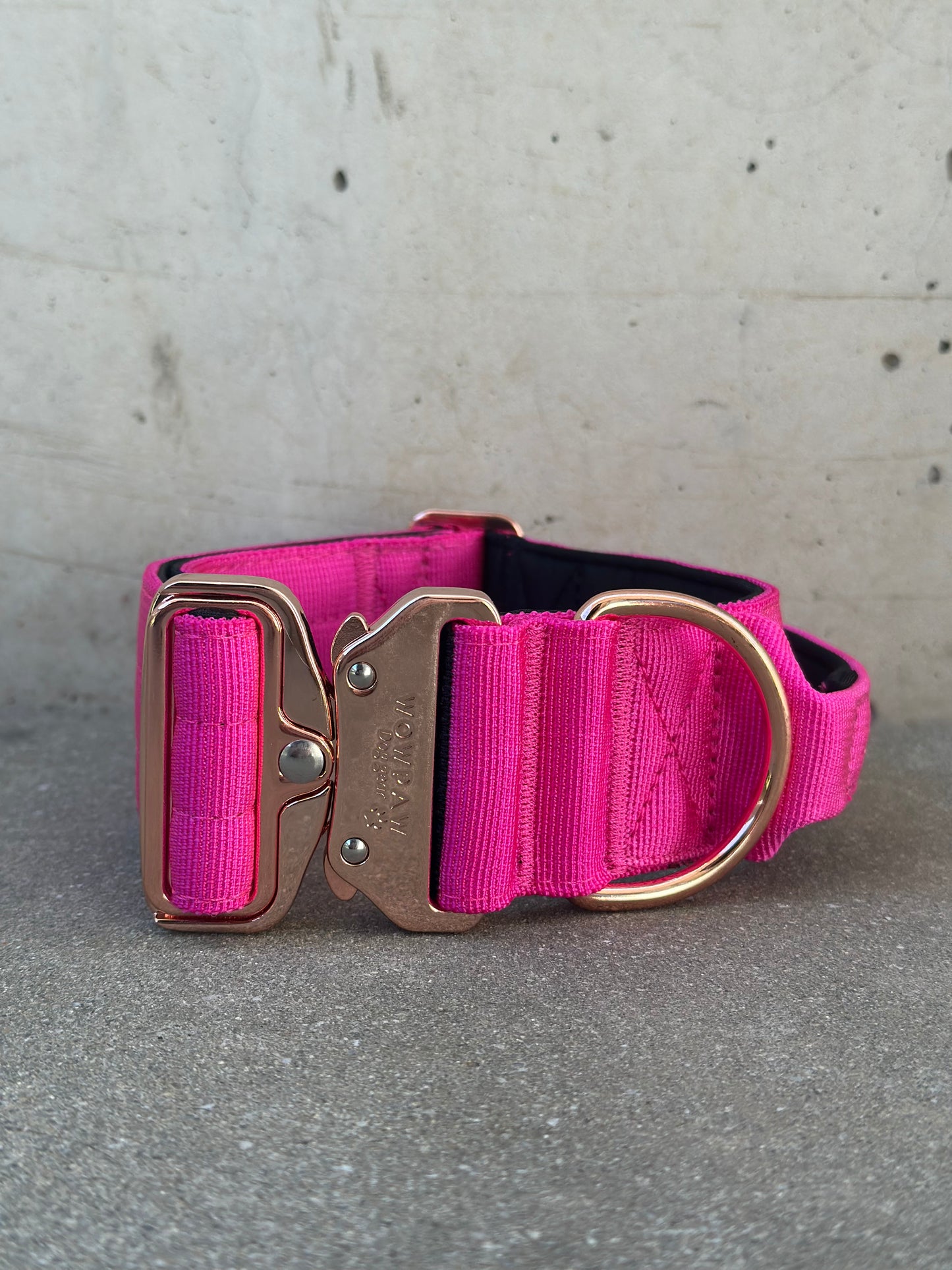Wysokiej jakości taktyczna obroża dla psa z uchwytem Magenta X Rose Gold rozmiar M