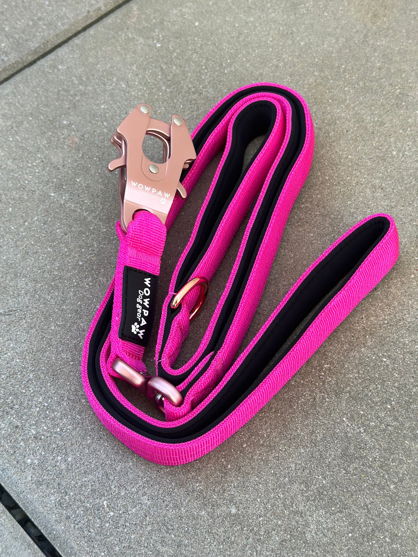 Taktische Hundeleine mit Froschkarabiner 360° drehbar Länge 1m Magenta X Rosegold