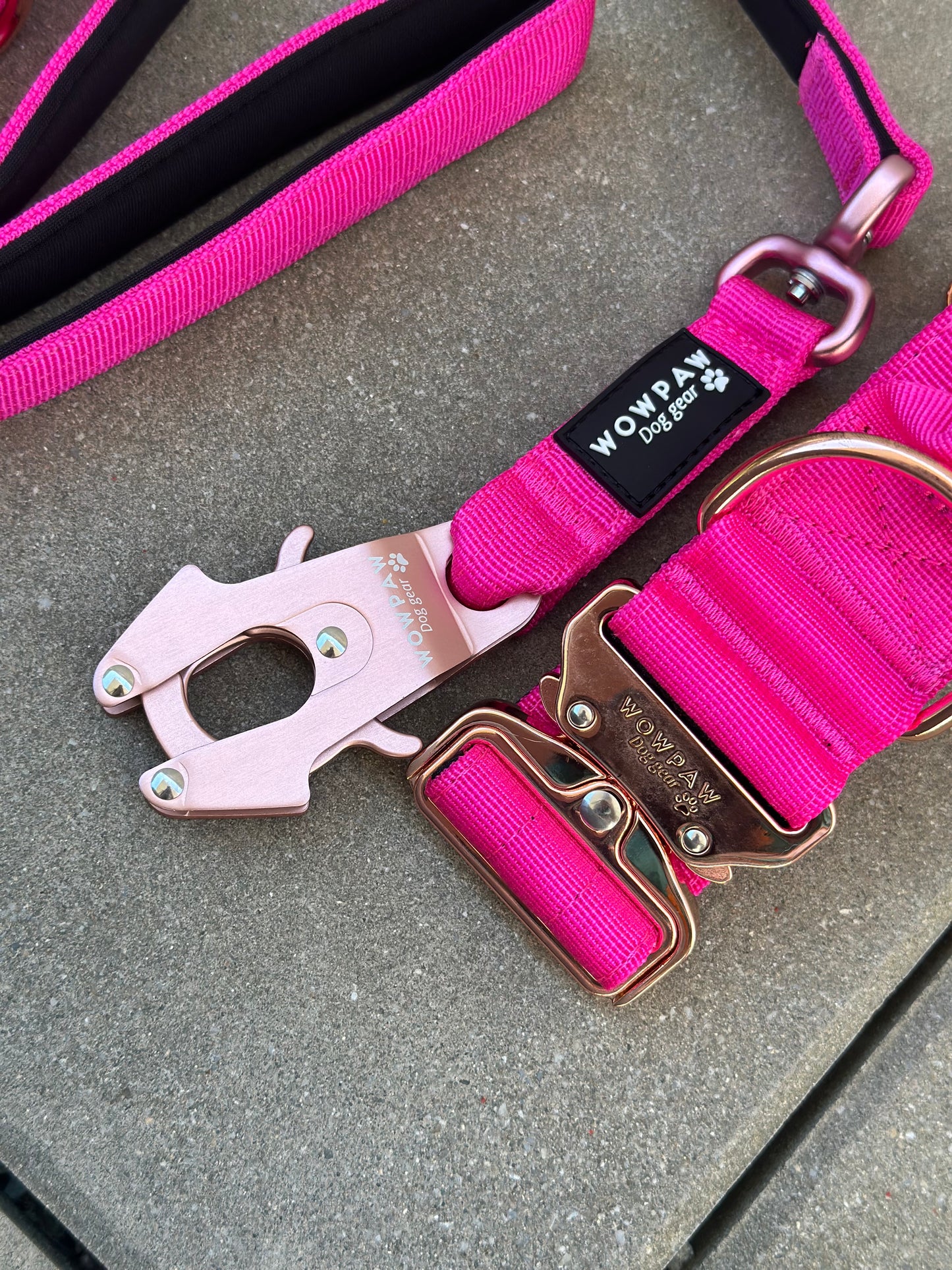 Taktische Hundeleine mit Froschkarabiner 360° drehbar Länge 1m Magenta X Rosegold