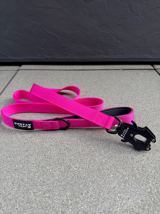 Taktische Hundeleine mit Froschkarabiner Länge 1,5m Magenta