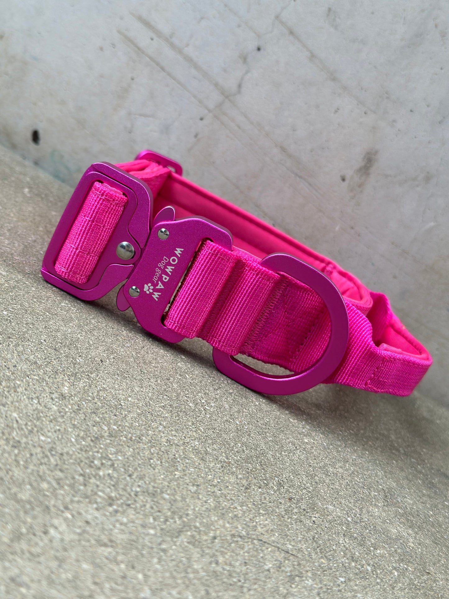 Wysokiej jakości taktyczna obroża dla psa 3,8 cm ULTRA LIGHT Magenta Edition rozmiar M