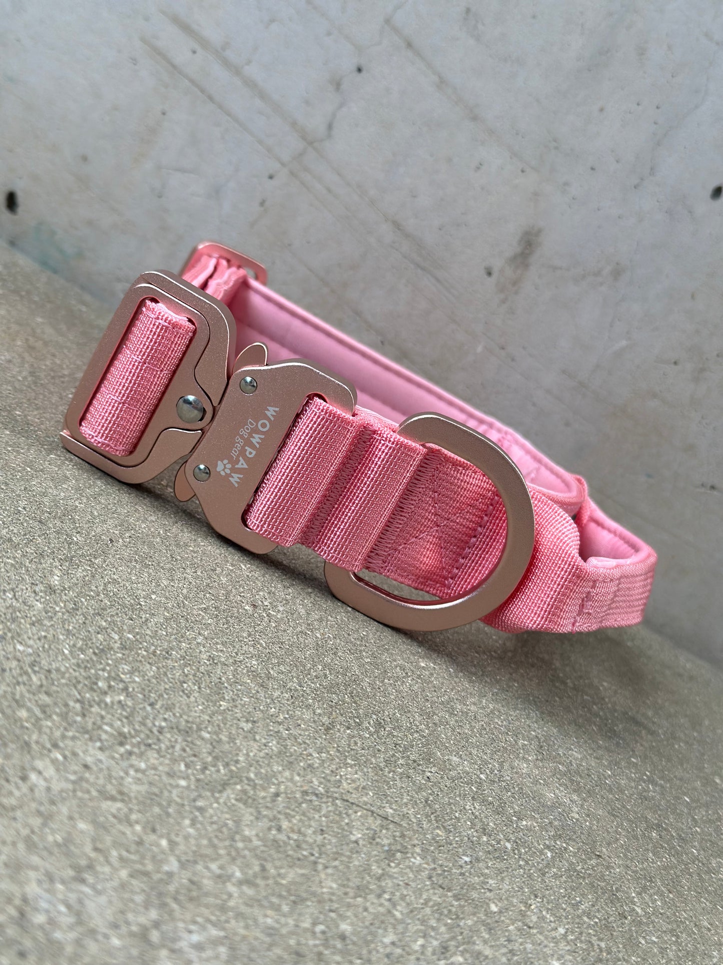 Wysokiej jakości taktyczna obroża dla psa 3,8 cm ULTRA LIGHT Pink Edition Rozmiar S