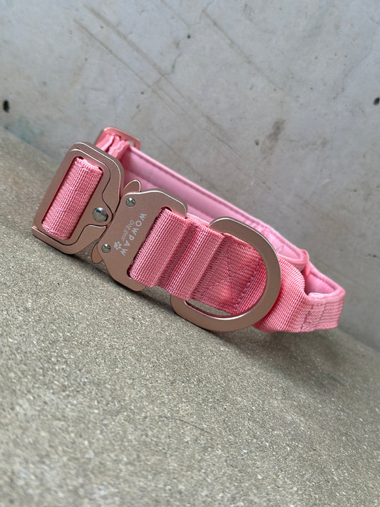 Wysokiej jakości taktyczna obroża dla psa 3,8 cm ULTRA LIGHT Pink Edition Rozmiar S